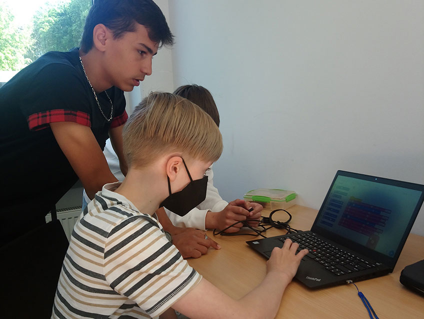 Das Motto des Roboterwettbewerbs 2022 &bdquo;RE&bull;use | RE&bull;duce | RE&bull;cycle &ndash; aus Alt mach Neu&ldquo; thematisiert die aktuelle Herausforderung der Kreislaufwirtschaft sowie die Rolle des Recyclings. Alle Aufgaben des Wettbewerbs wurden rund um dieses Motto gestellt.