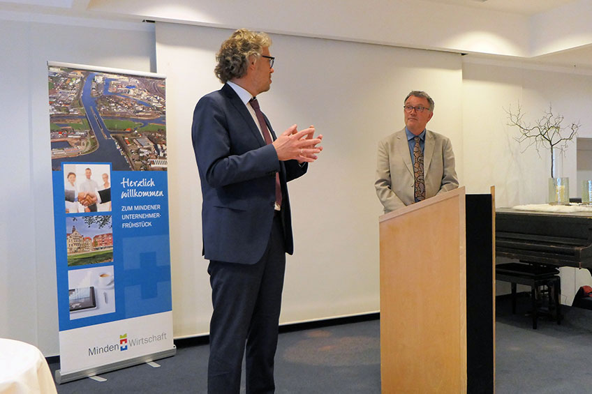 Mit einem spannenden und informativen Vortrag begeisterte der Referent des j&uuml;ngsten Unternehmerfr&uuml;hst&uuml;cks von Stadt Minden und MEW (Mindener Entwicklungs- und Wirtschaftsf&ouml;rderungsgesellschaft) die rund 60 Zuh&ouml;rer im Saal des Hotels &bdquo;Bad Minden&ldquo;. 