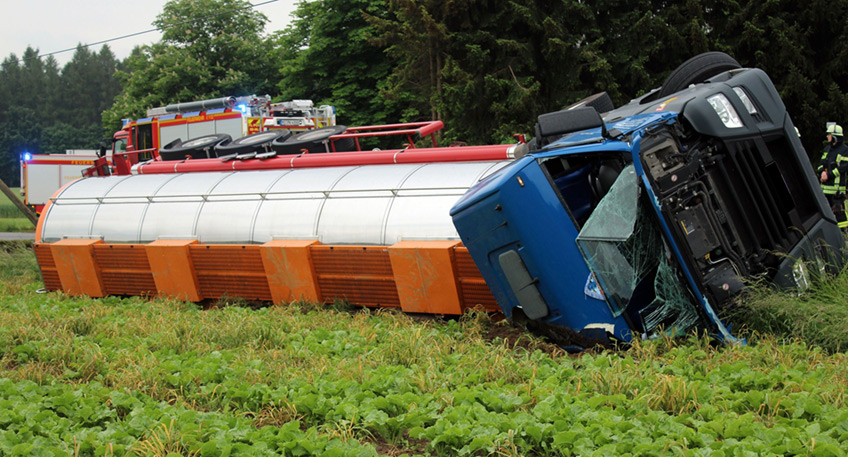 Ein Gefahrgut-Lkw ist am Dienstagmorgen von der Veltheimer Stra&szlig;e in Lohfeld von der Fahrbahn abgekommen und auf die Seite gest&uuml;rzt. Der f&uuml;r ein in Gelsenkirchen ans&auml;ssiges Unternehmen t&auml;tige 47-j&auml;hrige Fahrer erlitt leichte Verletzungen.