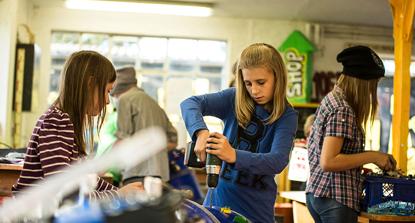 Die städtischen Jugendeinrichtungen bieten auch in diesem Jahr gemeinsam mit dem Freizeitmitarbeiterclub Minden e.V. verlässliche Ferienspiele in den Sommermonaten an. Für die Angebote der Jugendhäuser Geschwister Scholl, Alte Schmiede, der Juxbude, des Anne Franks und des Kinder- und Jugendtreff Westside sind noch Plätze frei. In den Sommerferien gibt es für elf Tage ein Ferienparadies für Kinder im Alter zwischen sechs und 13 Jahren. Täglich von 10 bis 17 Uhr - es ist auch eine Frühbetreuung ab 7.30 Uhr möglich – stehen Spiel, Spaß, Abenteuer, ein regelmäßiges warmes Mittagessen und spannende Ausflüge auf dem Plan. Nähere Informationen gibt es unter www.unser-ferienprogramm.de/minden oder auch beim Bereich Jugendarbeit/Jugendschutz des Jugendamtes der Stadt Minden unter der Telefonnummer +49 571 89-257. Anmelden kann man sich ebenfalls online.