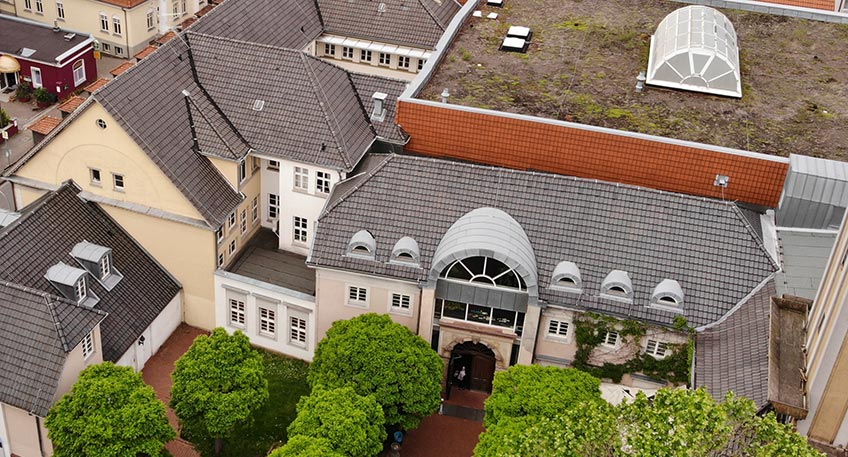 Die Stadtbibliothek Minden hat im Mai ihr Online-Angebot vergrößert. PressReader bietet mehr als 7000 Zeitungen und Zeitschriften aus der ganzen Welt in über 60 Sprachen und kann diese auch ins Deutsche, oder eine andere Sprache, automatisiert übersetzen.