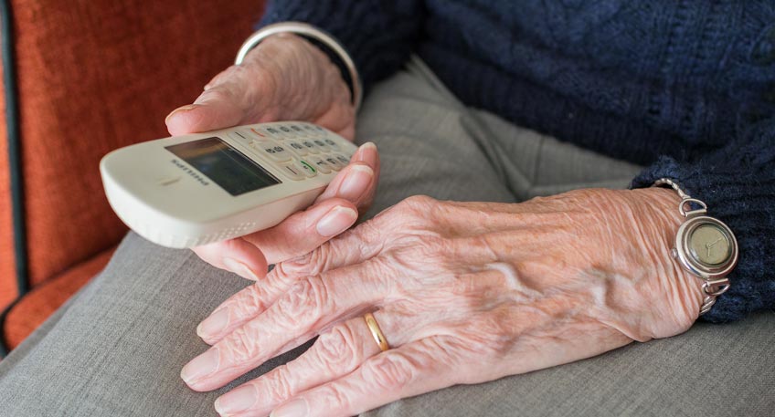 Eine Gruppe von mutmaßlichen Gärtnern hat am vergangenen Dienstag (10. Mai) eine Seniorin (83) in Todtenhausen offenbar geschädigt. Dabei gelang es den Männern für die Erbringung simpler Gartenarbeiten eine dem Anschein nach unangemessene Summe zu erhalten. Die Polizei warnt vor der Masche.