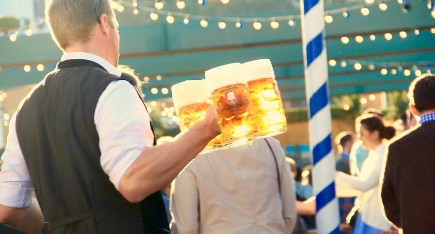 Am 24. September ist es endlich wieder soweit: Kotelettschmiede und Minden Marketing GmbH laden nach zweij&auml;hriger Zwangspause endlich wieder zum Mindener Oktoberfest ein. Neben volkst&uuml;mlicher und tanzbarer Live-Musik erwartet die G&auml;ste das extra f&uuml;r diesen Anlass gebraute Barre-Festbier im Festzelt auf Kanzlers Weide.
