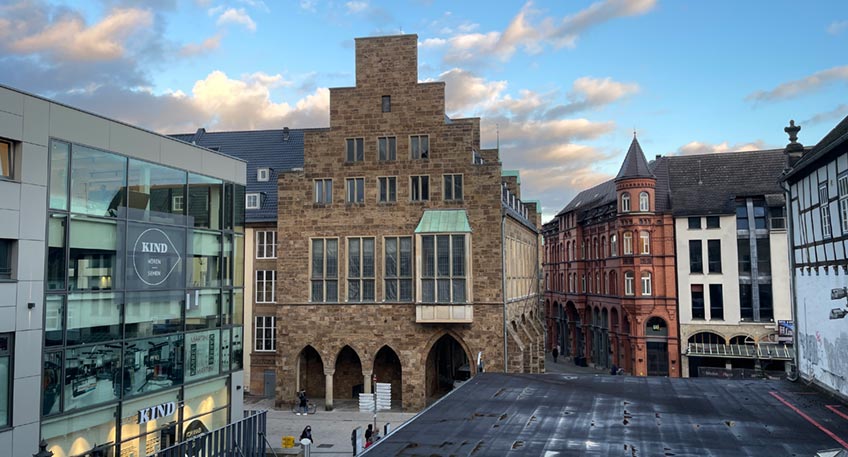 Der Mindener Rat hat in seiner Sitzung am 20. Juni eine neue Stellplatzsatzung auf den Weg gebracht. Sie trat am 9. Juli 2022 in Kraft. Eine Stellplatzsatzung regelt die Pflicht, beim Bau und bei (Nutzungs-) Änderungen von Anlagen notwendige Stellplätze für Autos und Fahrräder bereitzustellen.