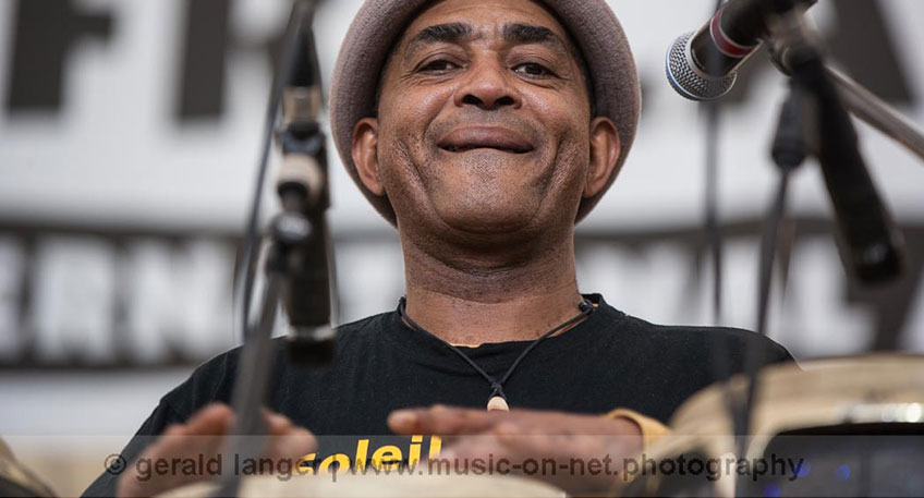 Samstag, 04.06.2022, 21.00 Uhr Biboul Darouiche Der Perkussionist und Komponist stammt aus Kamerun, in den 90ern zog es ihn nach Paris. Dort tritt er mit verschiedenen Stars der afrikanischen Musik und des Jazz auf und ist bei vielen CD- Produktionen dabei. Darunter Tshala Muana (Paris, Zaire), Roy Ayers (USA), Klaus  Doldingers Passport (Deutschland), Camerlocks (Paris, Kamerun), Charlotte Mbango (Paris, Kamerun), Al di Meola (USA), Paquito de Riviera (Kuba), Graham Haynes (USA), Kurtis Blow (USA), Jazz Baltica Essemble (Deutschland). Bei Auftritten mit den Bigbands des WDR, SWR und HR ist Biboul gern gesehener Gast. Biboul Darouiche, Christian Lettner und Michael Hornek geh&ouml;ren zur festen Besetzung der legend&auml;ren Band &bdquo;Klaus Doldingers Passport&ldquo;. So ist Bibouls Band ist mit hochkar&auml;tigen Musikern der europ&auml;ischen Jazzszene besetzt. Elemente des Afrobeat und des Jazz kommen zusammen und f&uuml;hren auf eine Reise zwischen die Welten. Biboul singt auf Ewondo, seiner kamerunischen Muttersprache, Englisch und Franz&ouml;sisch.     Besetzung:                                                                                                                                                                                            Biboul Darouiche  &ndash;  Gesang, Percussion, Kalimbas                                                                                                                                      Michael Hornek &ndash; Keyboards                                                                                                                                                Christian Lettner &ndash; Schlagzeug                                                                                                                                                                     Igor Kliujic  &ndash;  Bass                                                                                                                                                                 