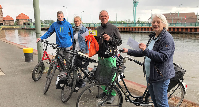 Gruppenbild am Mittellandkanal vor der Schachtschleuse (von links): Gunnar Kelb (Bereichsleiter Verkehr bei der Stadt Minden), Radverkehrsbeauftragte Sandra Neuhaus, Stadtradeln-Botschafter Rainer Fumpfei und die stellvertretende B&uuml;rgermeister Ulrieke Schulze.