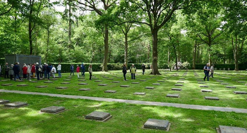 Mitglieder und Freunde des Volksbundes aus dem Raum Ostwestfalen unternahmen im Mai eine 6-t&auml;gige Studienfahrt nach Flandern. Der Reiseleiter Hans-Dieter Winterberg hatte die Reise in Zusammenarbeit mit dem Busunternehmen Thieker-Reisen aus Espelkamp organisiert