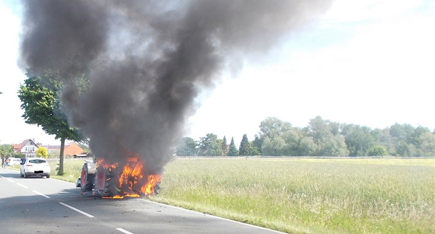 Am Samstagmorgen hat ein Traktor bei einer Fahrt auf der Kreisstraße Feuer gefangen. Verletzt wurde niemand.