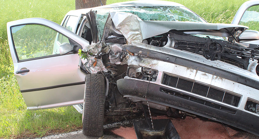 Augenscheinlich einen guten Schutzengel hatte eine 20 Jahre alte Autofahrerin bei einem Zusammensto&szlig; mit einem Stra&szlig;enbaum am Donnerstagabend.  Den polizeilichen Ermittlungen zufolge hatte die Petersh&auml;gerin mit einem VW die Stra&szlig;e "Bickbeeren" gegen 18.15 Uhr in Fahrtrichtung Heimsen befahren, als ausgangs der Linkskurve im Bereich der Einm&uuml;ndung zum "Hungerkamp" ein Reh die Fahrbahn kreuzte. Daraufhin leitete die junge Frau ein Ausweichman&ouml;ver ein, verlor die Kontrolle &uuml;ber das Auto und kollidierte mit einem neben der Stra&szlig;e stehenden Baum.  Rettungskr&auml;fte k&uuml;mmerten sich um die offenbar leicht verletzte Fahrerin und versorgten sie vor Ort. Anschlie&szlig;end brachte man sie zur weiteren Behandlung ins Klinikum nach Minden. Zu einer Kollision mit dem Tier kam es den Erkenntnissen nach nicht, sodass das Tier unversehrt geblieben sein d&uuml;rfte. Kr&auml;fte der Feuerwehr reinigten die Unfallstelle von ausgelaufenen Betriebsstoffen, das total besch&auml;digte Auto wurde von einem Abschleppunternehmen abtransportiert.