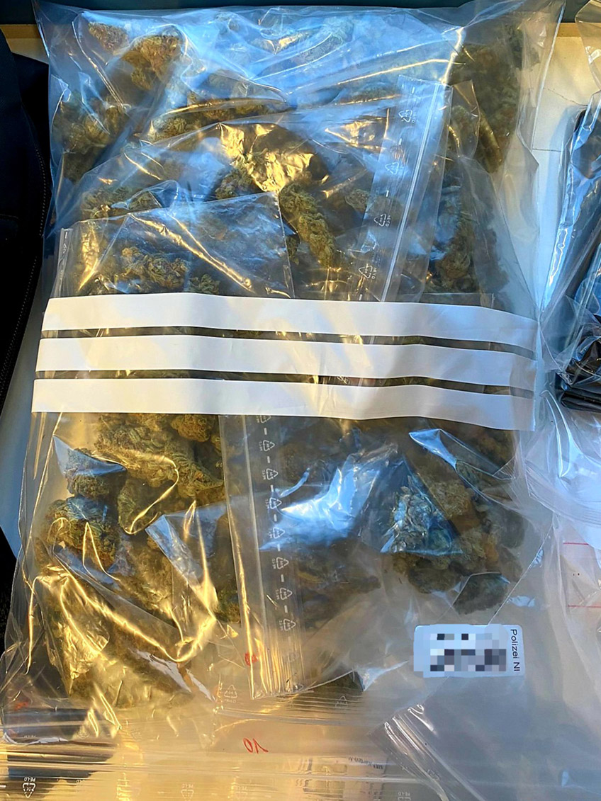 Am vergangenen Donnerstag (09. Juni) kontrollierte die Autobahnpolizei Osnabr&uuml;ck gegen 01:15 Uhr einen Peugeot 308 an der Anschlussstelle Osnabr&uuml;ck-Hellern. In dem Mietfahrzeug sa&szlig;en ein 24-j&auml;hriger Mann aus Bad Oeynhausen und ein 29 Jahre alter Bielefelder.