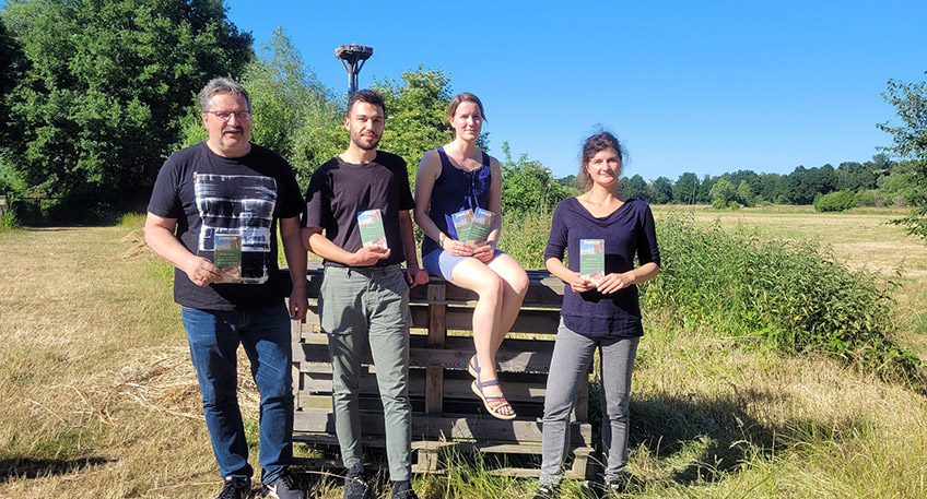 Auch in diesem Halbjahr bietet das Moorhus-Team eine Vielzahl abwechslungsreicher Veranstaltungen f&uuml;r Gro&szlig; und Klein im neuen Programmheft an. Neben Moorf&uuml;hrungen, Fortbildungen und BNE-Kinderveranstaltungen sind auch ein Familientag, eine Lesung sowie ein Fotokurs dabei. Ab sofort liegt das Heft an vielen &ouml;ffentlichen Stellen und im Moorhus zum Mitnehmen aus.  Kinder im Grundschulalter k&ouml;nnen schon in den Sommerferien beim BNE-Team (&bdquo;Bildung f&uuml;r nachhaltige Entwicklung&ldquo;) starten. Neben einigen Moor-Aktionen k&ouml;nnen sie auch zu &bdquo;Wasserdetektiven&ldquo; werden oder W&ouml;lfen und Wildbienen auf die Spur gehen.  F&uuml;r Lehrkr&auml;fte und Erzieher sind zwei BNE-Fortbildungen im Programm. Gleich nach den Ferien, am 30. August stellt Stefan Rostock bei &bdquo;Vom Fu&szlig;abdruck zum Handabdruck&ldquo; den Germanwatch e.V.-Handprint vor, ein motivierendes Konzept f&uuml;r unsere Handlungsm&ouml;glichkeiten gegen den Klimawandel. Das BNE-Team erg&auml;nzt dazu Material und Methoden f&uuml;r den Unterricht. Am 26. Oktober werden bei der BNE-Fortbildung &bdquo;Artenvielfalt und BNE &ndash; verschiedene Lebensr&auml;ume in der Nachhaltigkeitsbildung&ldquo; didaktische und methodische Aspekte f&uuml;r den Unterricht vorgestellt und erprobt.  Bei den Moorf&uuml;hrungen stehen die &ouml;kologischen Besonderheiten, Flora und Fauna und die Klimabedeutung des Gro&szlig;en Torfmoores im Mittelpunkt. Wie jedes Jahr geht es wieder zur beliebten Kranichexkursion ins Rehdener Geestmoor. Aber auch sommerliche Abendspazierg&auml;nge, Radtouren und ein Eltern-Kind-Moorerlebnis sind im Heft zu finden.  Neu im Programm ist am 28. August ein Fotokurs f&uuml;r Naturfotografie. Dabei wird zun&auml;chst in die Technik der Fotografie eingef&uuml;hrt und anschlie&szlig;end das Gelernte im Moor praktisch angewandt.  Da im letzten Programmheft der Kreativkurs gro&szlig;en Anklang fand, wird am 11. September &bdquo;Fantasie der Moore &ndash; Zeichnen und kolorieren von fantastischen Wesen&ldquo; f&uuml;r Jugendliche und Erwachsene angeboten.  Am 17. September werden die Autorinnen der &bdquo;52 kleinen & gro&szlig;en Eskapaden in Ostwestfalen-Lippe&ldquo;, Rebecca Schirge und Ann-Christin Meermeier, ihr Buch vorstellen und daraus lesen.  Das Familienfest &bdquo;Bunte Vielfalt im Moorgarten&ldquo; des NABU- und BNE-Teams am 18. September steht in diesem Jahr unter dem Motto Artenvielfalt. Es werden Aktionen f&uuml;r Klein und Gro&szlig; angeboten und auch f&uuml;r das leibliche Wohl wird gesorgt.  Im November werden f&uuml;r Erwachsene zwei spannende Vortr&auml;ge zur Moorsch&auml;ferei und &uuml;ber Moorarch&auml;ologie angeboten.  Anmeldungen f&uuml;r alle Veranstaltungen werden ab sofort telefonisch im NABU Besucherzentrum Moorhus, Frotheimer Stra&szlig;e 57a in L&uuml;bbecke-Gehlenbeck, unter 05741 2409505 und per Email an kontakt@moorhus.eu angenommen. Pro Person und Aktion wird eine Kursgeb&uuml;hr erhoben. F&uuml;r die Teilnahme an den Kinderveranstaltungen ist eine Anmeldung bis sp&auml;testens drei Tage im Voraus notwendig. Informationen zum Veranstaltungsprogramm finden sich auch unter www.moorhus.eu.  Quelle und Foto: NABU