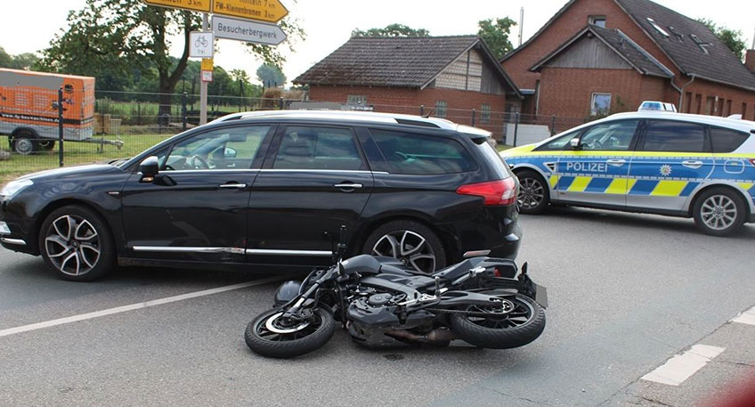 Infolge der Kollision mit einem abbiegenden Auto zog sich am Donnerstag eine junge Krad-Fahrerin Verletzungen zu. Sie musste zwecks ambulanter Behandlung dem Klinikum zugef&uuml;hrt werden.