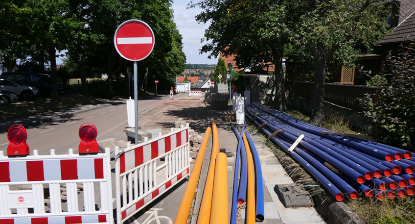 Grundlegend saniert wird derzeit unter einer Teilsperrung die Fahrbahn der Mindener Stra&szlig;e. Bevor aber die neue Decke aufgetragen werden kann, m&uuml;ssen die beteiligten Versorger ihre Arbeiten in den einzelnen Bauabschnitten beendet haben. Gas-, Wasser- und teilweise auch Stromleitungen werden im Zuge der seit Oktober 2021 laufenden Ma&szlig;nahme repariert und in Abschnitten auch neu verlegt.