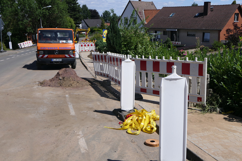 Grundlegend saniert wird derzeit unter einer Teilsperrung die Fahrbahn der Mindener Stra&szlig;e. Bevor aber die neue Decke aufgetragen werden kann, m&uuml;ssen die beteiligten Versorger ihre Arbeiten in den einzelnen Bauabschnitten beendet haben. Gas-, Wasser- und teilweise auch Stromleitungen werden im Zuge der seit Oktober 2021 laufenden Ma&szlig;nahme repariert und in Abschnitten auch neu verlegt.