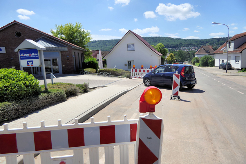 Grundlegend saniert wird derzeit unter einer Teilsperrung die Fahrbahn der Mindener Stra&szlig;e. Bevor aber die neue Decke aufgetragen werden kann, m&uuml;ssen die beteiligten Versorger ihre Arbeiten in den einzelnen Bauabschnitten beendet haben. Gas-, Wasser- und teilweise auch Stromleitungen werden im Zuge der seit Oktober 2021 laufenden Ma&szlig;nahme repariert und in Abschnitten auch neu verlegt.