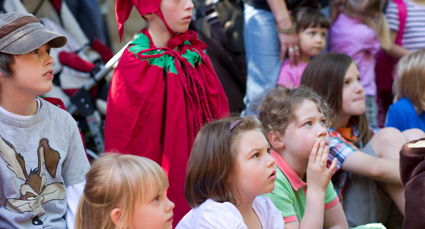 Dieser Samstag auf der #Sommerb&uuml;hneBadOeynhausen steht ganz im Sinne der M&auml;rchen und Mythen. Unter dem Motto &bdquo;M&auml;rchen f&uuml;r Kinder&ldquo; verwandelt sich die Innenstadt an vier Spielorten in eine Open-Air-B&uuml;hne f&uuml;r Kinder, Jugendliche und Erwachsene. Bis 10. September l&auml;dt die Innenstadt Gro&szlig; und Klein zu Kultur, Spiel und Spa&szlig; ein.