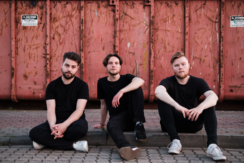 Anzeige Das ist auch interessant: Auto f&auml;ngt Feuer - Zwei M&auml;nner erleiden schwere Verletzungen  Polizei warnt vor Betrugsanrufen  Glasfasernetz: Auch Bad Oeynhausen will das schnelle Netz  Corona-Virus im Kreis Minden-L&uuml;bbecke - Stand heute  Anzeige Eigenanzeige-HaMi-2020-55cent-848x457