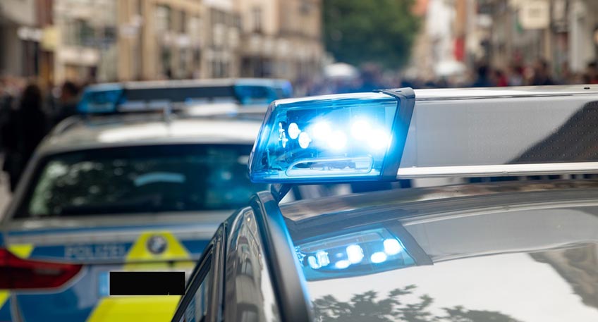 Am Montagnachmittag kam es zu einem bewaffneten Raub&uuml;berfall auf ein Bekleidungsgesch&auml;ft an der K&ouml;nigstra&szlig;e in Minden. Gegen 16 Uhr betrat eine mit einem dunklen Halstuch maskierte, m&auml;nnliche Person die Verkaufsr&auml;ume einer bekannten Modekette und bedrohte die zu dieser Zeit allein anwesende Angestellte mit einem Messer.