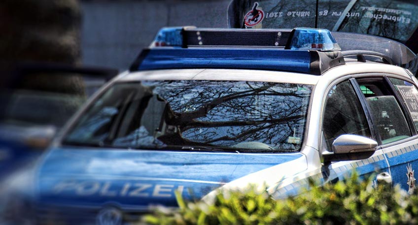 Ein am Rande eines Parkplatzes abgelegter Tresor hat am Dienstagmittag zu einem Polizeieinsatz in Friedewalde geführt. Nach einem Hinweis fanden die Beamten im Bereich der Lavelsloher Straße/L 770 einen aufgebrochenen Tresor.