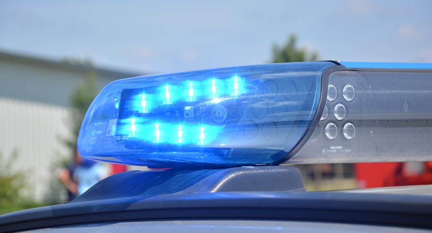 Auf der Flucht vor der Polizei ist ein bisher unbekannter Mercedes-Fahrer am Sonntagvormittag von der Königstraße abgekommen und gegen einen Laternenmasten gekracht. Anschließend rannte der Fahrer auf ein Grundstück, wo er verschwand.