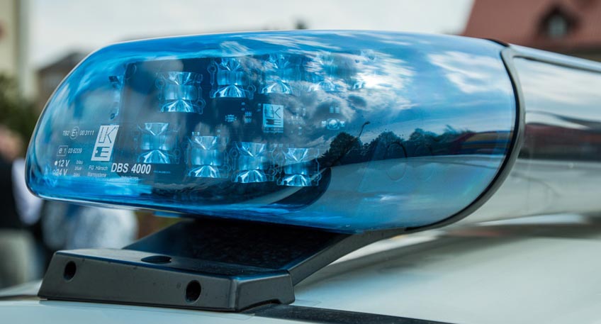 Mit seiner rasanten Fahrweise sowie der mehrfachen Begehung von Verkehrsverst&ouml;&szlig;en fiel am Mittwochabend ein BMW-Fahrer negativ auf. Dies meldete ein Zeuge der Leitstelle der Polizei, die daraufhin Einsatzkr&auml;fte entsandte und dem Fahrer habhaft wurden.