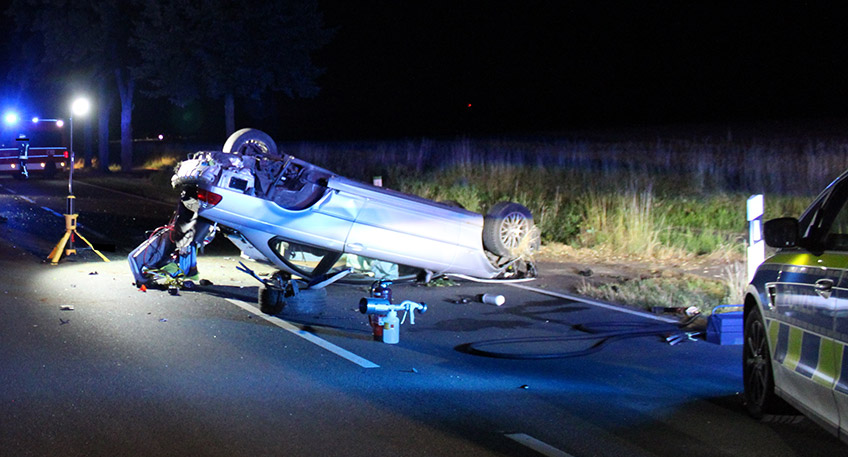 Infolge eines &Uuml;berholvorgangs auf der Ravensberger Stra&szlig;e (B 65) ist am Dienstagabend ein Pkw von der Stra&szlig;e abgekommen und hat sich &uuml;berschlagen. Zwei Fahrzeuginsassen (26, 27) aus Hille erlitten schwerste Verletzungen. 