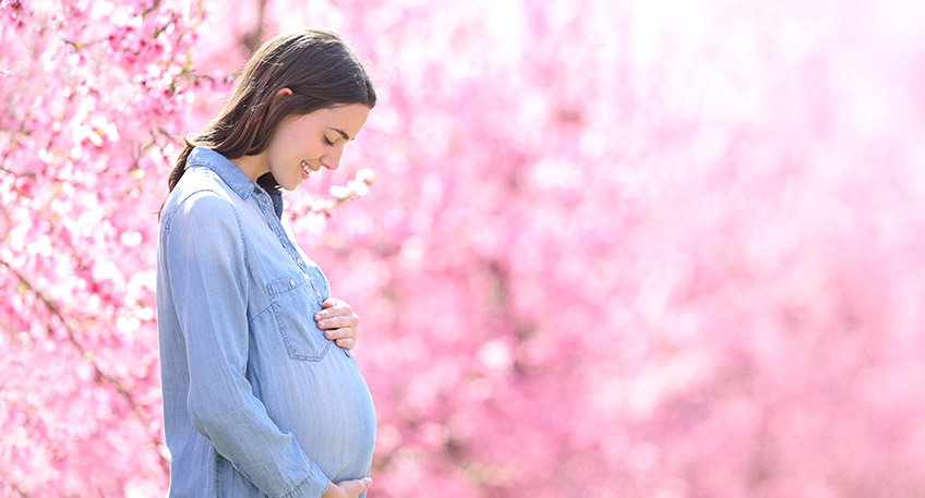 Die Schwangerschaft ist eine bedeutende Lebensphase, in der sich f&uuml;r junge Familien vieles &auml;ndert. Hilfe und Unterst&uuml;tzung mit vielen Kontakten und Ansprechpartnern in der Region bietet die neue Babybauch-App der M&uuml;hlenkreiskliniken. Foto: Pheelings Media