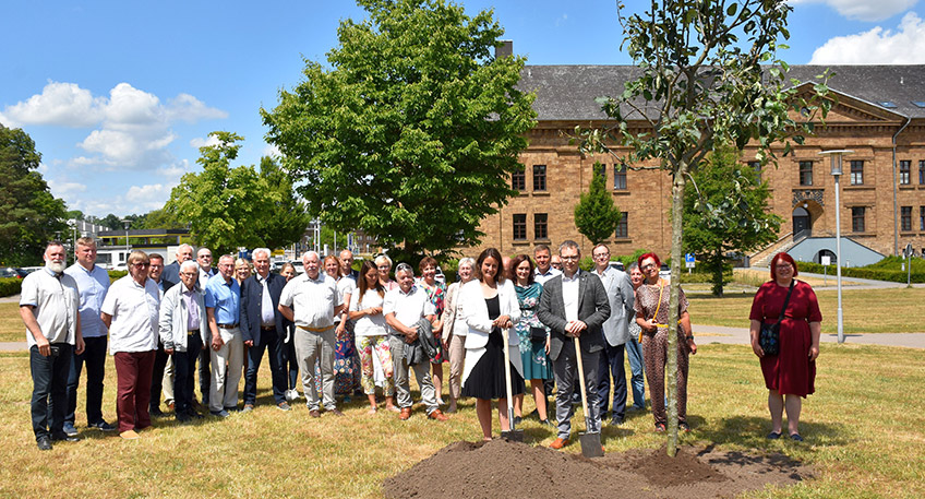 Landr&auml;tin Anna Katharina B&ouml;lling und Imre Jugom&auml;e mit den Vertreterinnen und Vertretern aus Viljandi und vom Kreis Minden-L&uuml;bbecke    