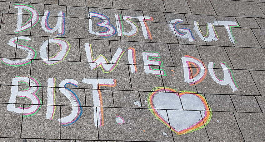 Einen eigenen Escape-Room im Museum entwickeln, Shirts und Plakate mit Siebdruck-Kunst gestalten, Schuhe designen mit der Airbrush-Methode, ein Theaterst&uuml;ck mit Tanzelementen auf die B&uuml;hne bringen, aus alten Geldscheinen Origami-Kunst herstellen, eine kreative Schaukiste mit Spezialeffekten einrichten und mit Street Art Lettering Kreidebotschaften in der Innenstadt auftragen