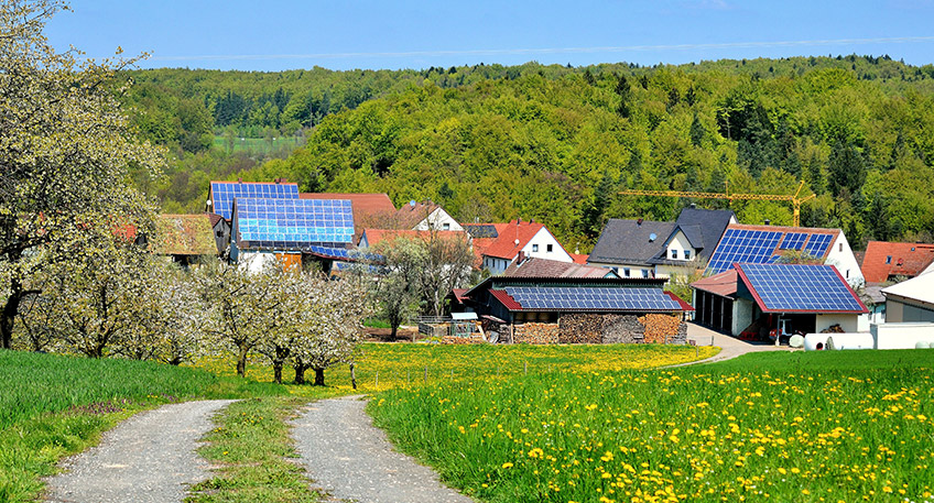 Steigende Energiepreise, aber auch der Wunsch nach Unabhängigkeit vom eigenen Energieversorger sorgen derzeit für eine enorme Nachfrage bei Solarstromanlagen. Bis zum Jahr 2030 will die Bundesregierung 80 Prozent des Stroms aus erneuerbaren Energien gewinnen und die Photovoltaikleistung in Deutschland auf rund 200 Gigawatt vervierfachen.
