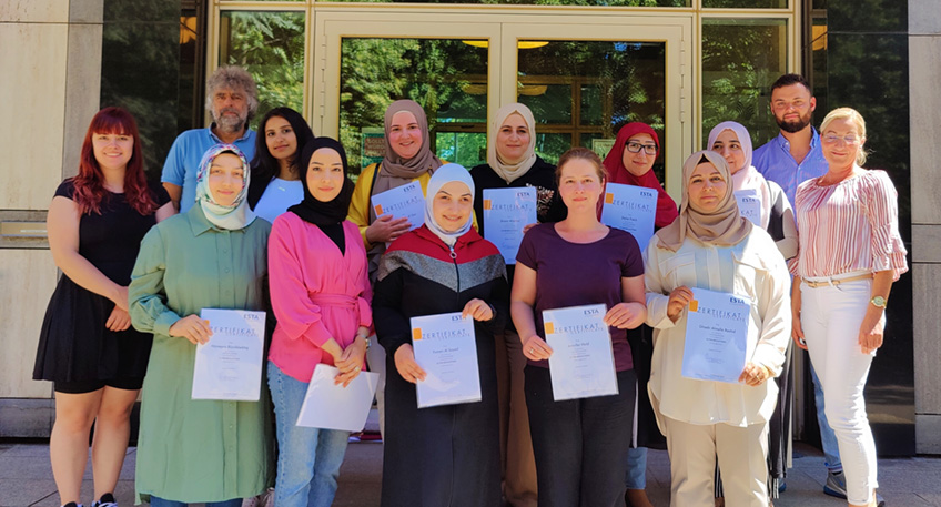 Auf dem Bild sind folgende Personen: oben von links nach rechts: Pia Kluge (Dozentin), Dirk Konetzke (Dozent), Duaa Joumaa-Ibrahim, Hiba El Dor, Shaza Alakhal, Dalia Fakih, Hadeel Alali, Leon Becker (Netzwerk- und Koordinationsstelle), Anja Harmening (Dozentin) Unten von links nach rechts: Hümeyra Büyükbektaş, Hanadi Ibrahim, Yomen Al Sayed, Jennifer Held, Ghadir Almalla Rashid.