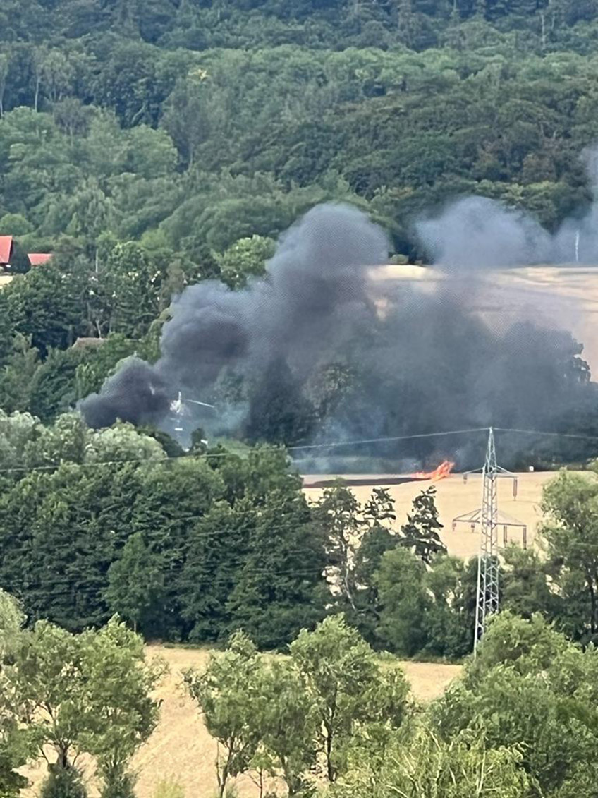 Die Feuerwehr der Stadt B&uuml;ckeburg und s&auml;mtliche Ortswehren, mit Beteiligung der Bundeswehrfeuerwehr, konnten vorgestern gegen 16.30 Uhr einen gr&ouml;&szlig;eren Fl&auml;chenbrand eines Weizenfeldes an der Bundesstra&szlig;e 83 in B&uuml;ckeburg verhindern bzw. schnell eind&auml;mmen.