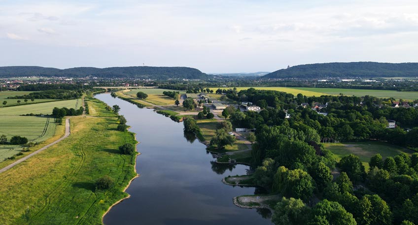 Um Tiere und Pflanzen zu schützen, untersagt die Bezirksregierung Detmold, aus der Weser in den Kreisen Herford, Höxter, Lippe und Minden-Lübbecke Wasser zu entnehmen. Das Verbot gilt für mechanische oder elektrische Pump- und Saugvorrichtungen sowie fahrbare Behältnisse und gilt ab Samstag, 20. August.