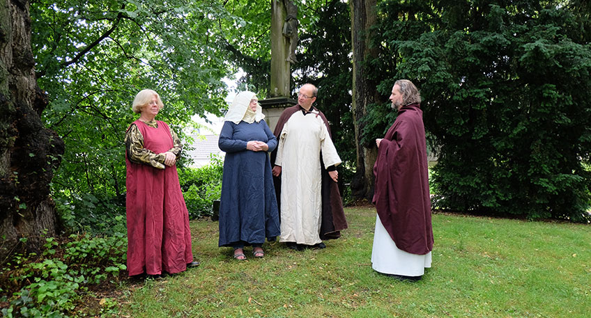Transportieren mittelalterliche Gesänge in die Gegenwart: Mitglieder der Gregorianik-Schola Marienmünster-Corvey. Foto: Karen Hansmeier