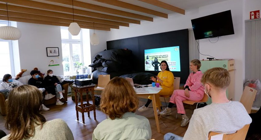 Aufdecken, Anecken, Aufwecken &ndash; die Radikalen T&ouml;chter aus Berlin fallen durch politische Aktionskunst gegen Rassismus, die Klimakrise und Politikverdrossenheit auf. Pop-Up Spaces, politisches Speed-Dating, Theaterauff&uuml;hrungen &ndash; alles f&uuml;r die Demokratie, f&uuml;r Menschenrechte und soziale Gerechtigkeit.