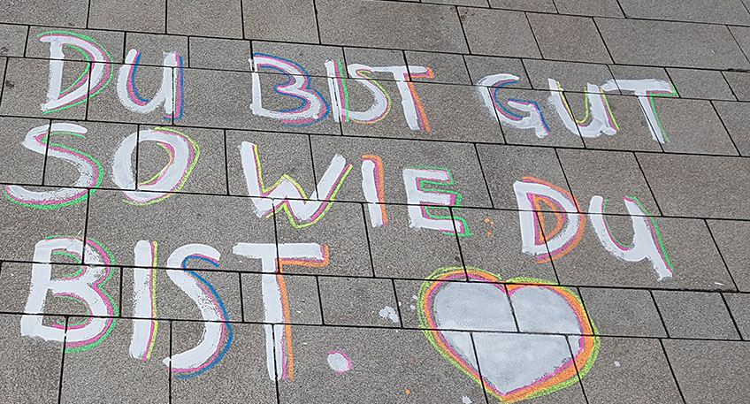 Das Kulturbüro der Stadt Minden und das Jugendhaus Juxbude laden zehn- bis 14-Jährige zu einem Street-Art-Lettering-Projekt mit Carina Thomas ein. Gemeinsam überlegen sich die Teilnehmenden Themen und Botschaften, die ihnen wichtig sind.