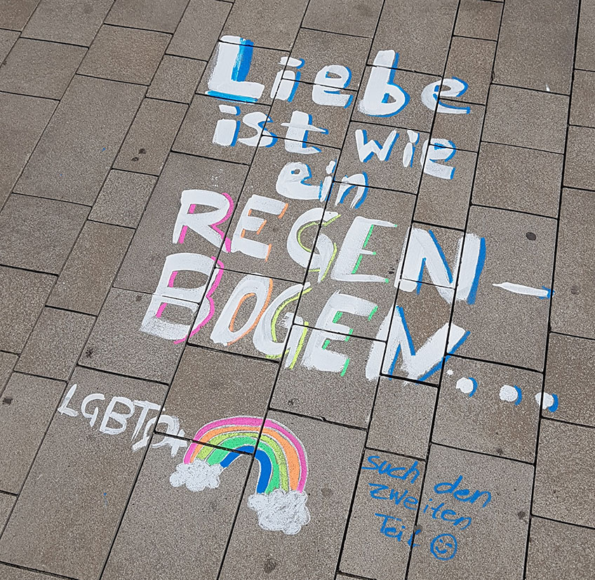 Das Kulturbüro der Stadt Minden und das Jugendhaus Juxbude laden zehn- bis 14-Jährige zu einem Street-Art-Lettering-Projekt mit Carina Thomas ein. Gemeinsam überlegen sich die Teilnehmenden Themen und Botschaften, die ihnen wichtig sind.