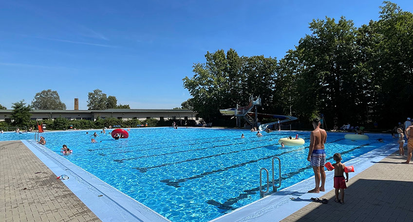 Sehr interessiert beobachteten die Badegäste im Mindener Sommerbad jüngst eine größere Delegation, die sich unter Führung von Kathrin Kosiek, Vorsitzende des Betreibervereins Sommerbad e.V., zügig über das Gelände bewegte und dann hinter einer schweren Tür verschwand.