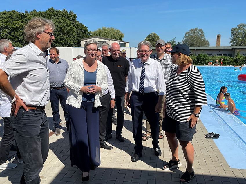 Sehr interessiert beobachteten die Badegäste im Mindener Sommerbad jüngst eine größere Delegation, die sich unter Führung von Kathrin Kosiek, Vorsitzende des Betreibervereins Sommerbad e.V., zügig über das Gelände bewegte und dann hinter einer schweren Tür verschwand.