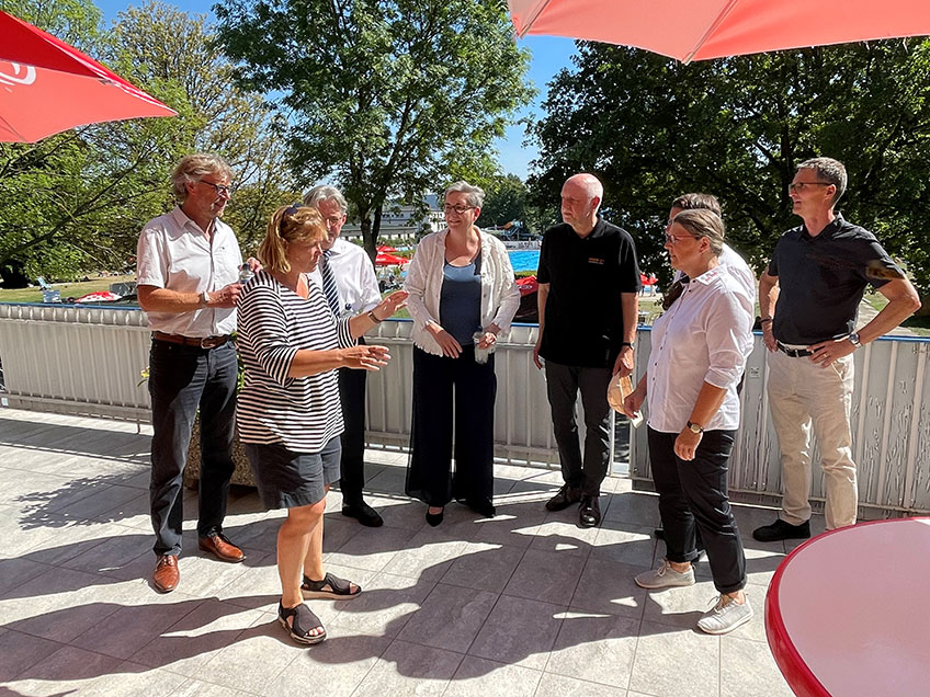 Sehr interessiert beobachteten die Badegäste im Mindener Sommerbad jüngst eine größere Delegation, die sich unter Führung von Kathrin Kosiek, Vorsitzende des Betreibervereins Sommerbad e.V., zügig über das Gelände bewegte und dann hinter einer schweren Tür verschwand.