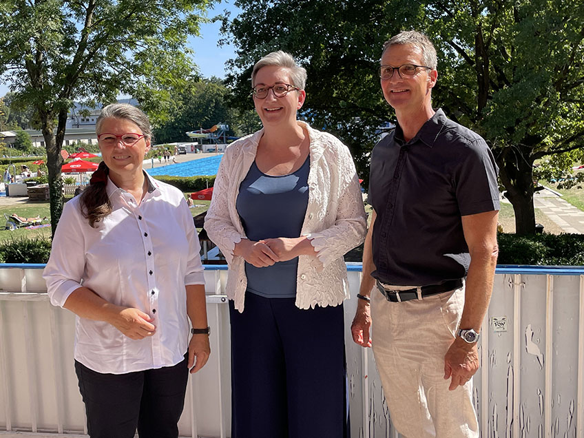 Sehr interessiert beobachteten die Badegäste im Mindener Sommerbad jüngst eine größere Delegation, die sich unter Führung von Kathrin Kosiek, Vorsitzende des Betreibervereins Sommerbad e.V., zügig über das Gelände bewegte und dann hinter einer schweren Tür verschwand.