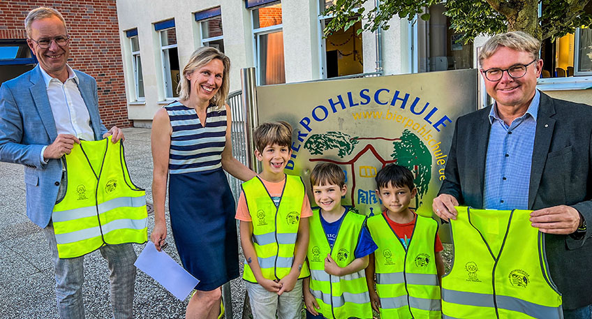 Alle 801 Lernanfängerinnen und -anfänger der Klasse 1 der Mindener Primarstufenschulen werden zum diesjährigen Schulanfang mit Sicherheitswarnwesten ausgestattet. Der Lions Club Porta Westfalica hat sich - nach 2021 - nochmals bereit erklärt, die stadtweite Beschaffung für insgesamt 11 Schulstandorte zu übernehmen.