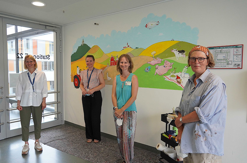 Willkommen auf dem etwas anderen Bauernhof: hier sind neben den &uuml;blichen Tierchen auch ein blaues Schwein, ein kunterbunter Hahn und eine ganz spezielle Ziege Zuhause. Eine farbenfrohe und interessante Bauernhof-Welt hat sich die Hannoveraner Illustratorin Karin Konrad f&uuml;r die Station E22 im Eltern-Kind-Zentrum des Johannes Wesling Klinikums in Minden ausgedacht.