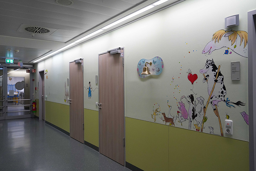 Willkommen auf dem etwas anderen Bauernhof: hier sind neben den &uuml;blichen Tierchen auch ein blaues Schwein, ein kunterbunter Hahn und eine ganz spezielle Ziege Zuhause. Eine farbenfrohe und interessante Bauernhof-Welt hat sich die Hannoveraner Illustratorin Karin Konrad f&uuml;r die Station E22 im Eltern-Kind-Zentrum des Johannes Wesling Klinikums in Minden ausgedacht.