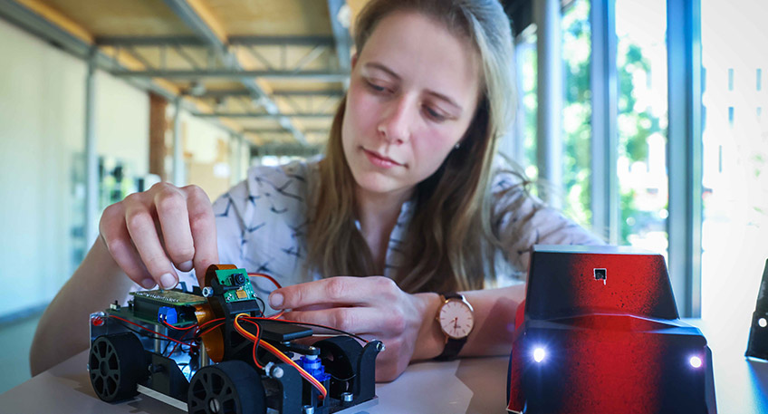 Anzeige Ein alkoholisierter Autofahrer krachte in den fr&uuml;hen Morgenstunden des Dienstags im Ortsteil Lohe mit seinem Fahrzeug gegen einen Stra&szlig;enbaum. Er blieb unverletzt. Am Wagen entstand Totalschaden.