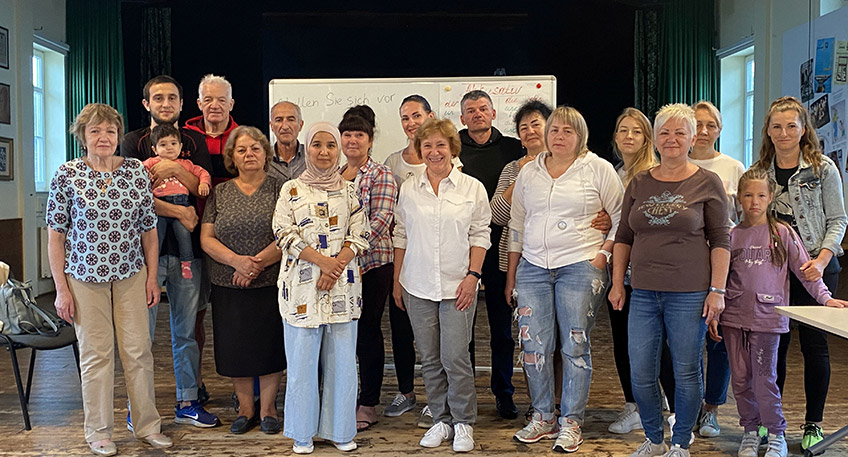 Mittlerweile können sie sich schon ganz gut verständigen: Die 15 vornehmlich ukrainischen Geflüchteten lernen bereits seit dem 1. Juni dieses Jahres an fünf Tagen in der Woche in den Räumlichkeiten der Stadt Rahden die deutsche Sprache.