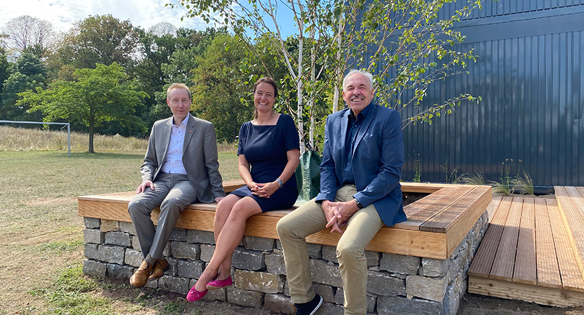 Am Kreishaus zwischen Gesundheitsakademie und Schinkelbau wird die Au&szlig;enanlage naturnah umgestaltet. Ziel ist es, die Artenvielfalt und Biodiversit&auml;t aktiv zu f&ouml;rdern sowie im &Uuml;bergang vom Mindener Glacis zum Stadtbereich einen Erholungsort zu schaffen.