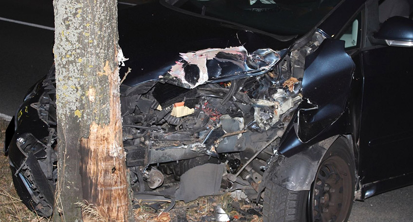 Ein alkoholisierter Autofahrer krachte in den frühen Morgenstunden des Dienstags im Ortsteil Lohe mit seinem Fahrzeug gegen einen Straßenbaum. Er blieb unverletzt. Am Wagen entstand Totalschaden.