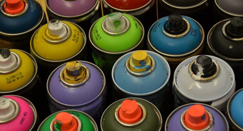 Zwei Graffitisprayer beschmierten am Mittwochabend die Wand eines Gesch&auml;ftshauses in der Mindener Innenstadt. Ein aufmerksamer Zeuge alarmierte die Polizei, sodass Einsatzkr&auml;fte einen der Sprayer stellen konnte.