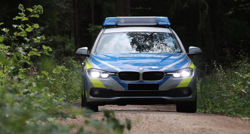Aus einer Gruppe von drei Männern wurden am frühen Dienstagabend an der Weser im Bereich Neesen Schüsse abgefeuert. Dies meldete eine Zeugin der Polizei. Vor Ort konnten die Beamten feststellen, dass es sich um Luftdruckwaffen handelt.